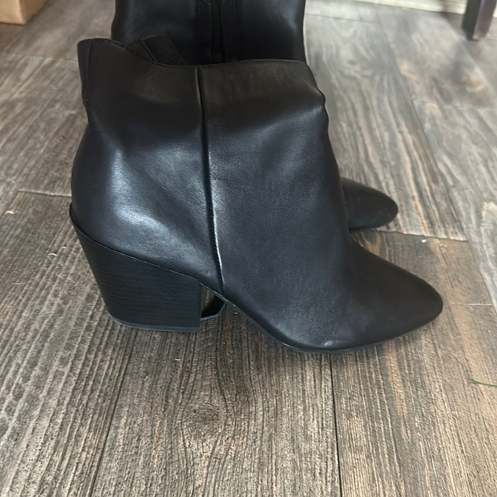 E. Dolce vita leather 7.5 black great condition worn a few times